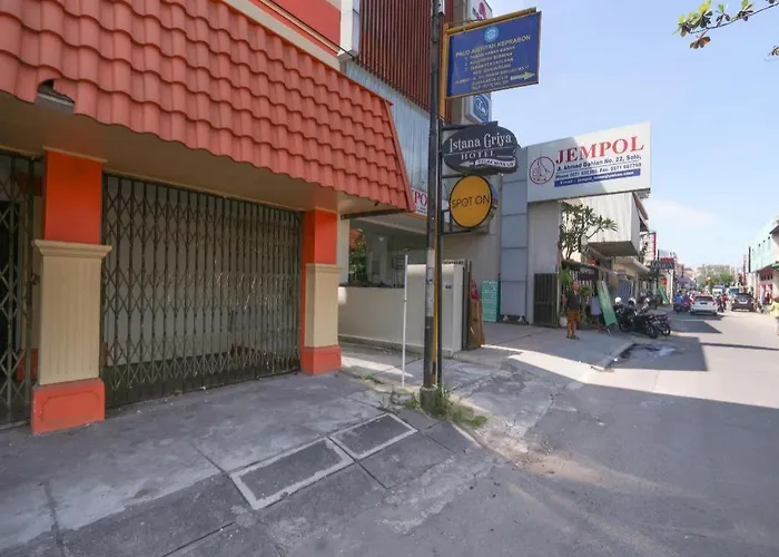 Spot On 90272 Istana Griya 1 Hotel Surakarta 